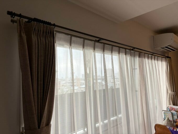ブラケットスルーのカーテンレールとカーテンを取りつけた窓