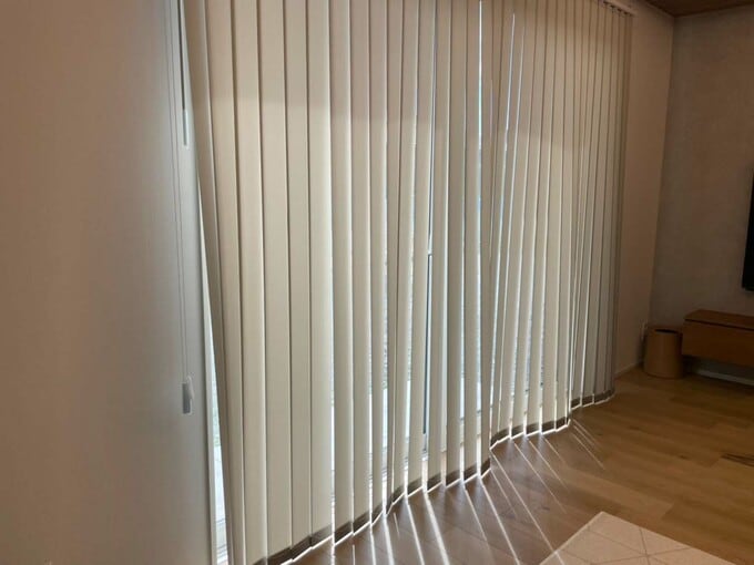 揺れるバーチカルブラインド