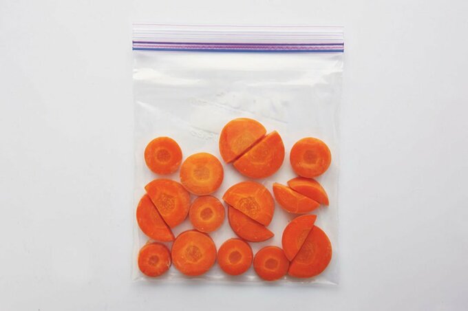 保存袋にニンジン