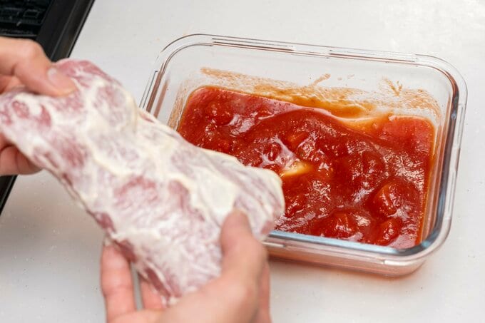 肉を耐熱容器に入れる様子