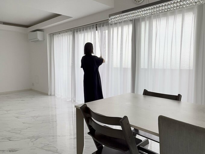 カーテンを開けるNozomiさん