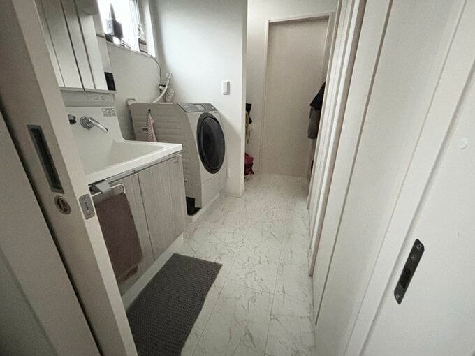 脱衣所から見た洗面所