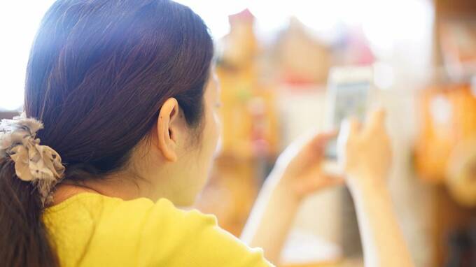 スマホを持つ女性