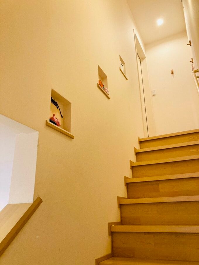 階段の壁に3つ並んだニッチ