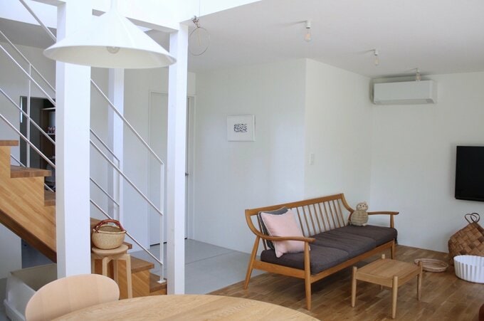 ダイニングテーブルから階段を見る