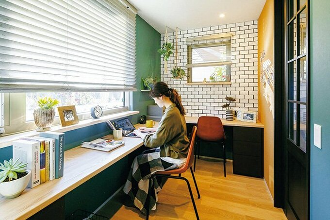 窓側に向かって仕事に集中