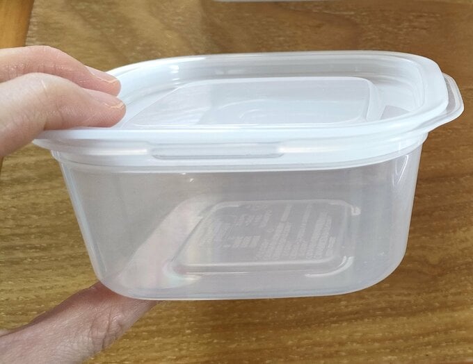 ケースを横から見たところ。フタの溝が少なめで洗いやすいのがポイントです