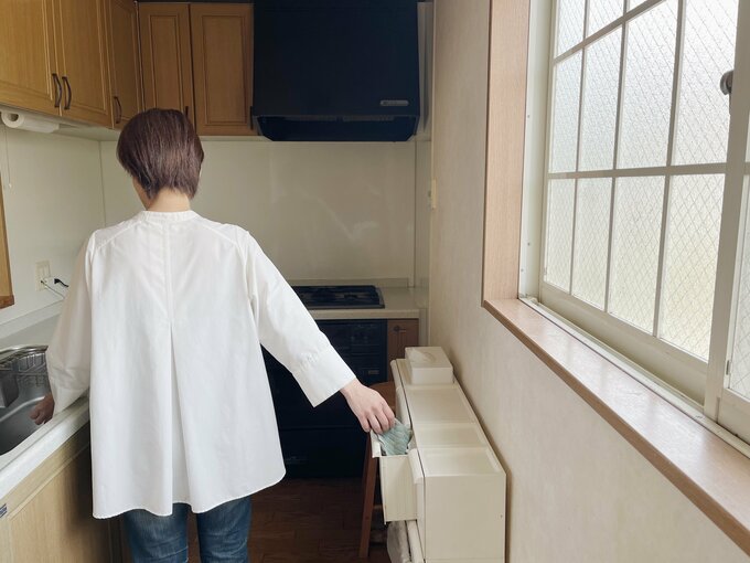 ウエスを手に取る木村さん