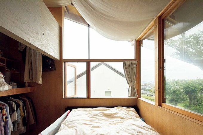 天井までの窓が開放感をもたらす寝室