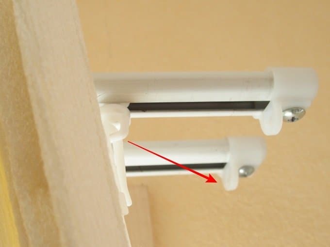 カーテンレールの固定ランナー