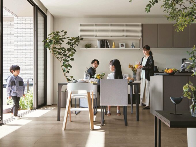 ダイニングで過ごす家族