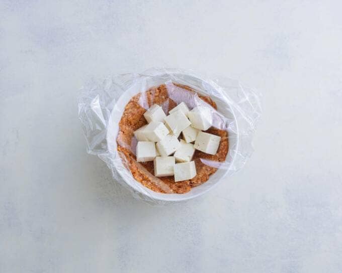 麻婆豆腐具材が入ったボウルにラップ
