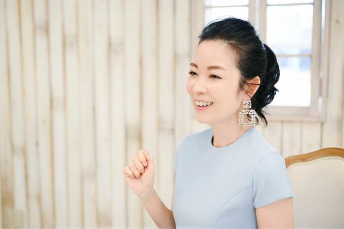 イスに座って話す女性