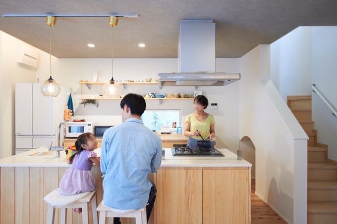 オープンなキッチンに家族が集う