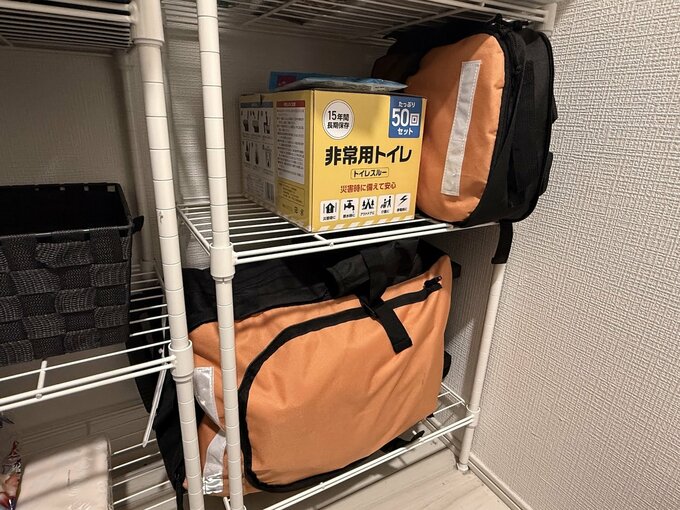 防災グッズをパントリーに収納している写真