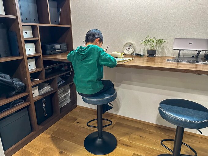 スタディースペースで勉強する子ども