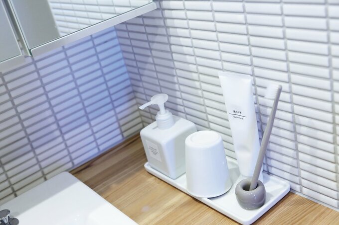 白のタイルが清潔感あふれる印象に