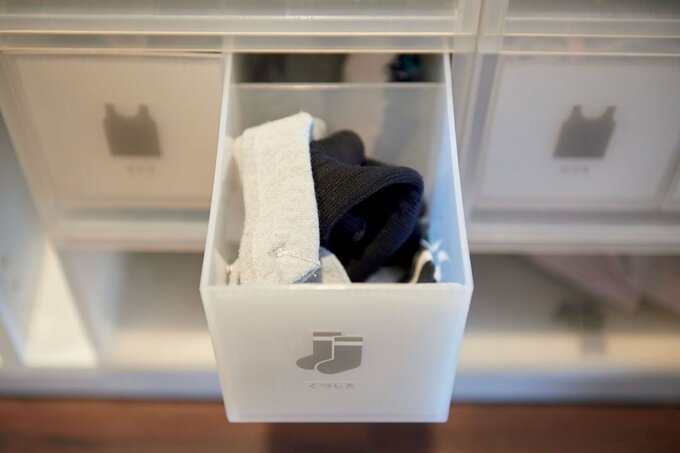 棚の引き出しの中の靴下