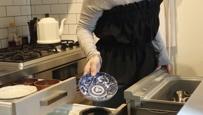 食洗機にかけた食器やキッチンツールを、ほとんど動かずに戻せる引き出し収納