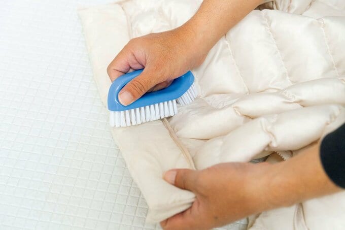 衣類をブラシでこする