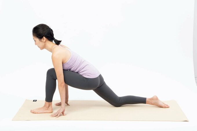 右太ももを床に近づける