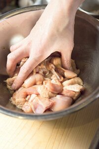 下味をもみ込む