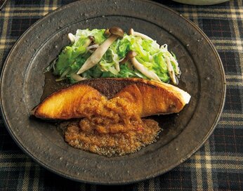 笠原将弘さんの提案する「和食」献立。主菜はリンゴソースが決め手の焼きブリしゃぶ