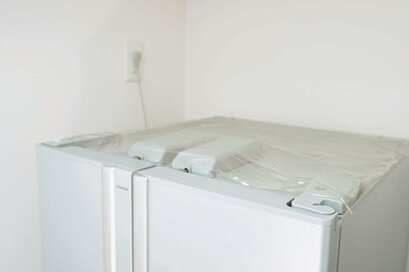 油汚れしやすい冷蔵庫の上はラップでカバー！掃除の手間を省くプロのワザ集