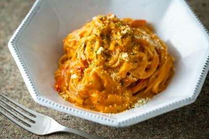 フライパンひとつ、10分で完成！ふわっと甘い「カニカマトマトクリームパスタ」レシピ。牛乳とトマトケチャップで簡単