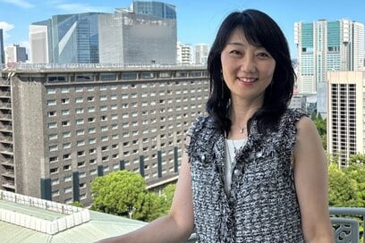 53歳が「ノースリーブ」を着るときのコツ4つ。ツヤのあるボタンで視線を散らす