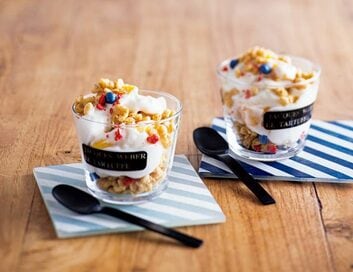 ヨーグルトに乾燥マンゴーを入れたら驚きの食感。簡単なのにぜいたくパフェ