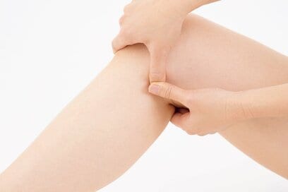 同じ姿勢で「足のむくみ」が気になる…ふくらはぎがすっきりする簡単ツボ押し