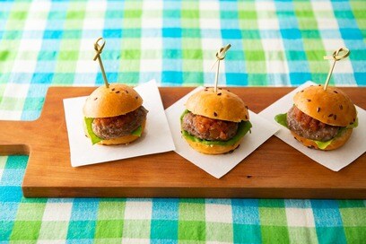 コストコで華やぎ食卓に！ミニハンバーガーやアヒージョも