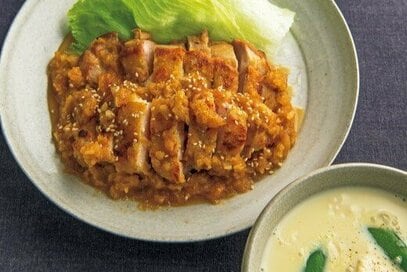 笠原将弘さんの「鶏モモの香味焼き」献立。ニンニク風味のワザありソースで格上げ