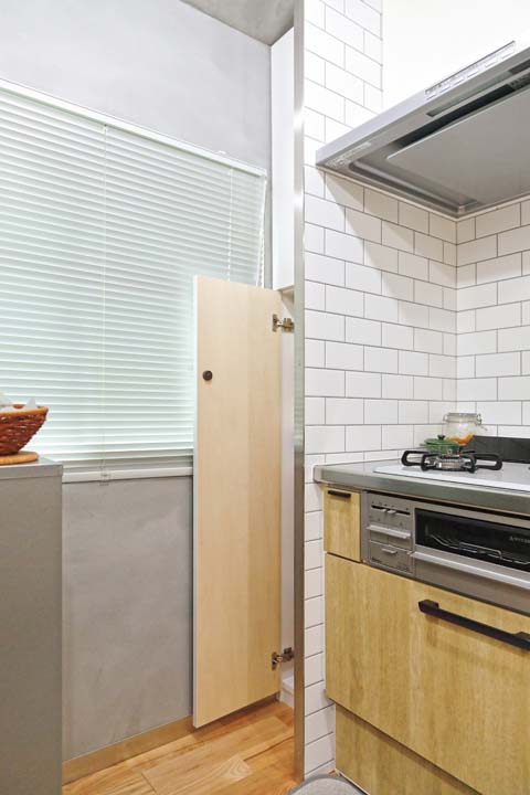 デッドスペースにストック用の収納を造作