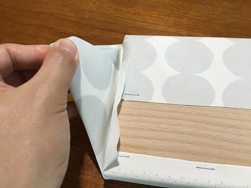 生地のサイドを折りたたむ