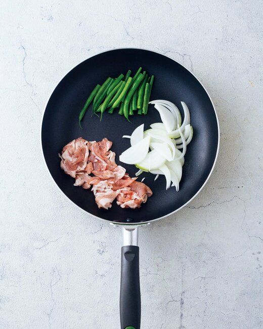 材料を並べたフライパン