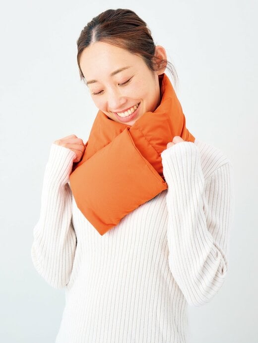 アイリスオーヤマ　ポケッタブルヒートネックウォーマー オレンジを身に着けている女性