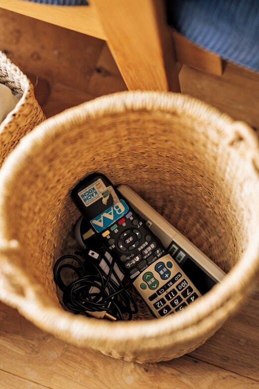 編みカゴにリモコン類が入っている様子