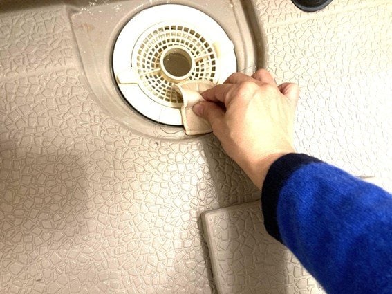 ブラジャーパッドで排水口を掃除している画像