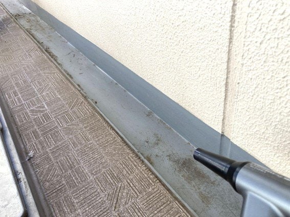 エアダスターでベランダの掃除をしているところ