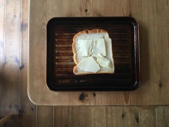 バターを全面にのせてオーブンへ