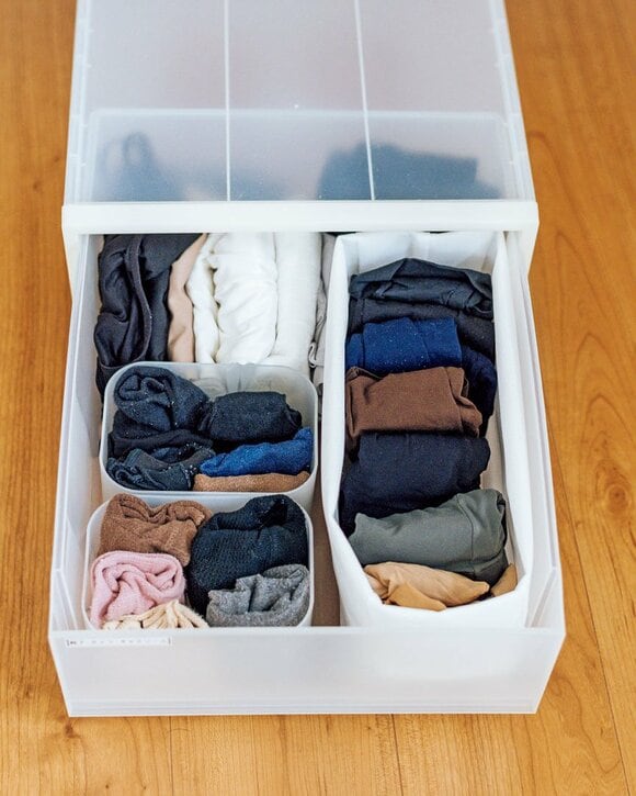 衣装ケースの中に仕切り