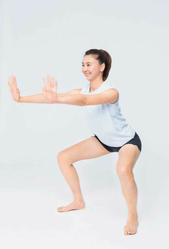 スクワットする女性