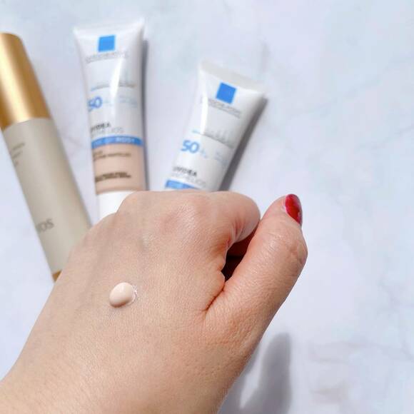 手に下地をつける様子