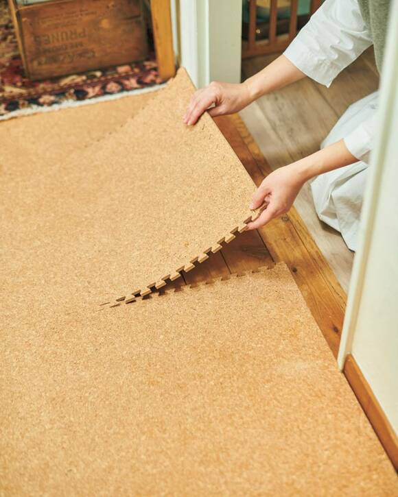 コルクマットを敷く女性