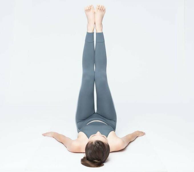 足をのばす女性