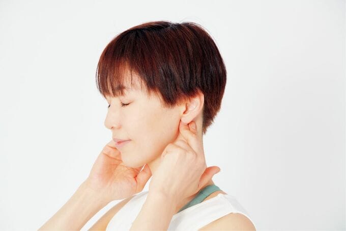 ツボを押す女性