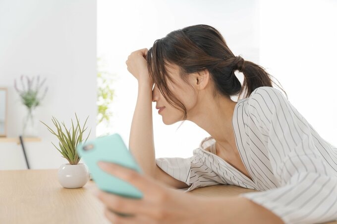 ネットを見る女性