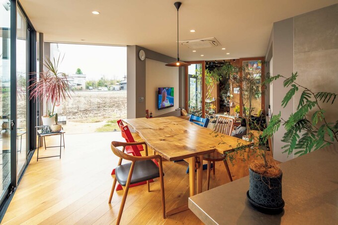 家の中心にダイニングキッチン